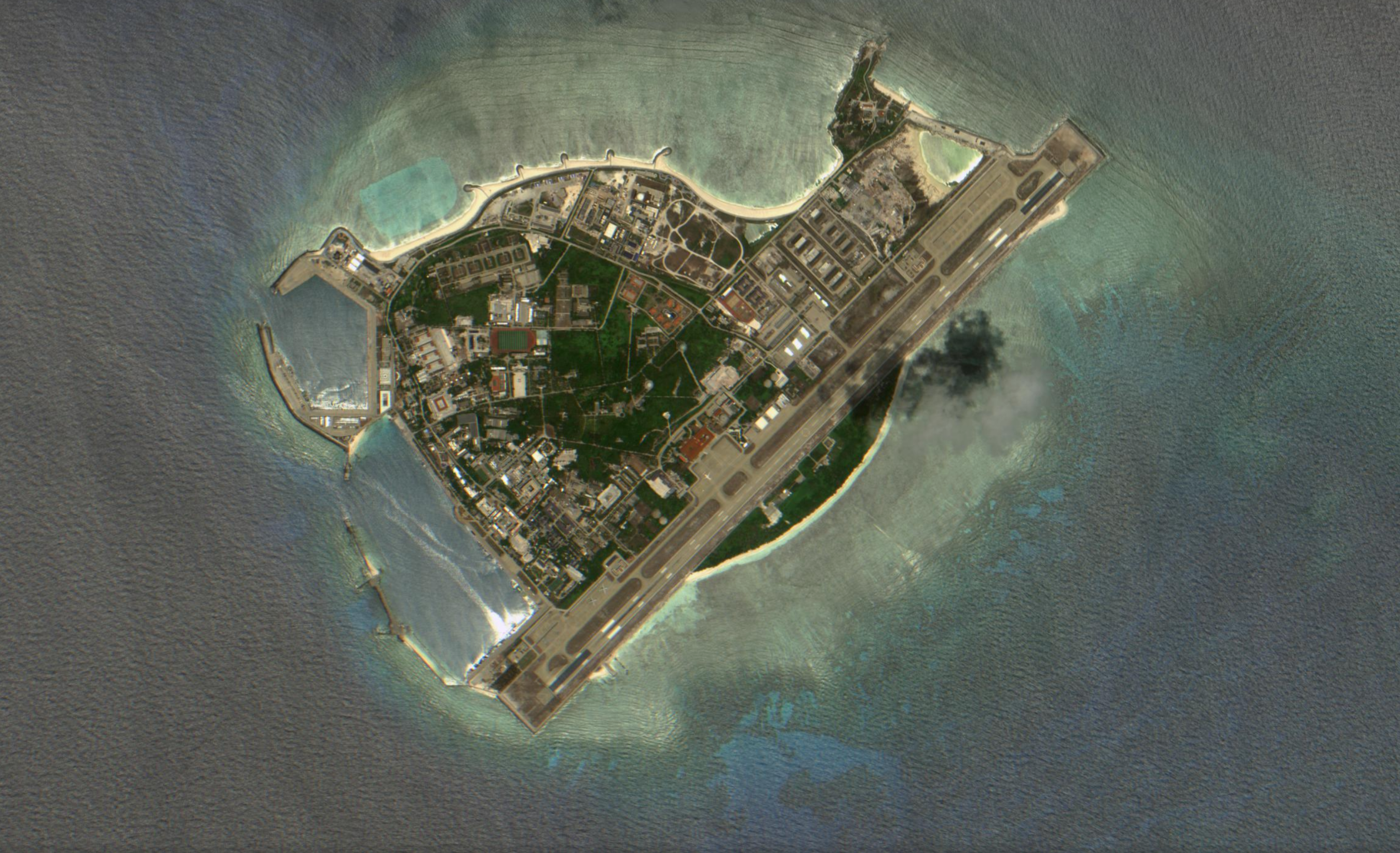 Atollo delle Paracel con due piste di atterraggio, Planet Pelican